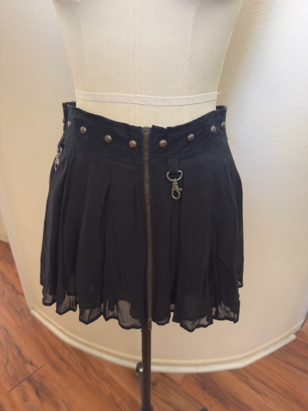 Vintage Black Pleated Gladiator/Grecian Mini Skirt with Zipper and Studs, size 3